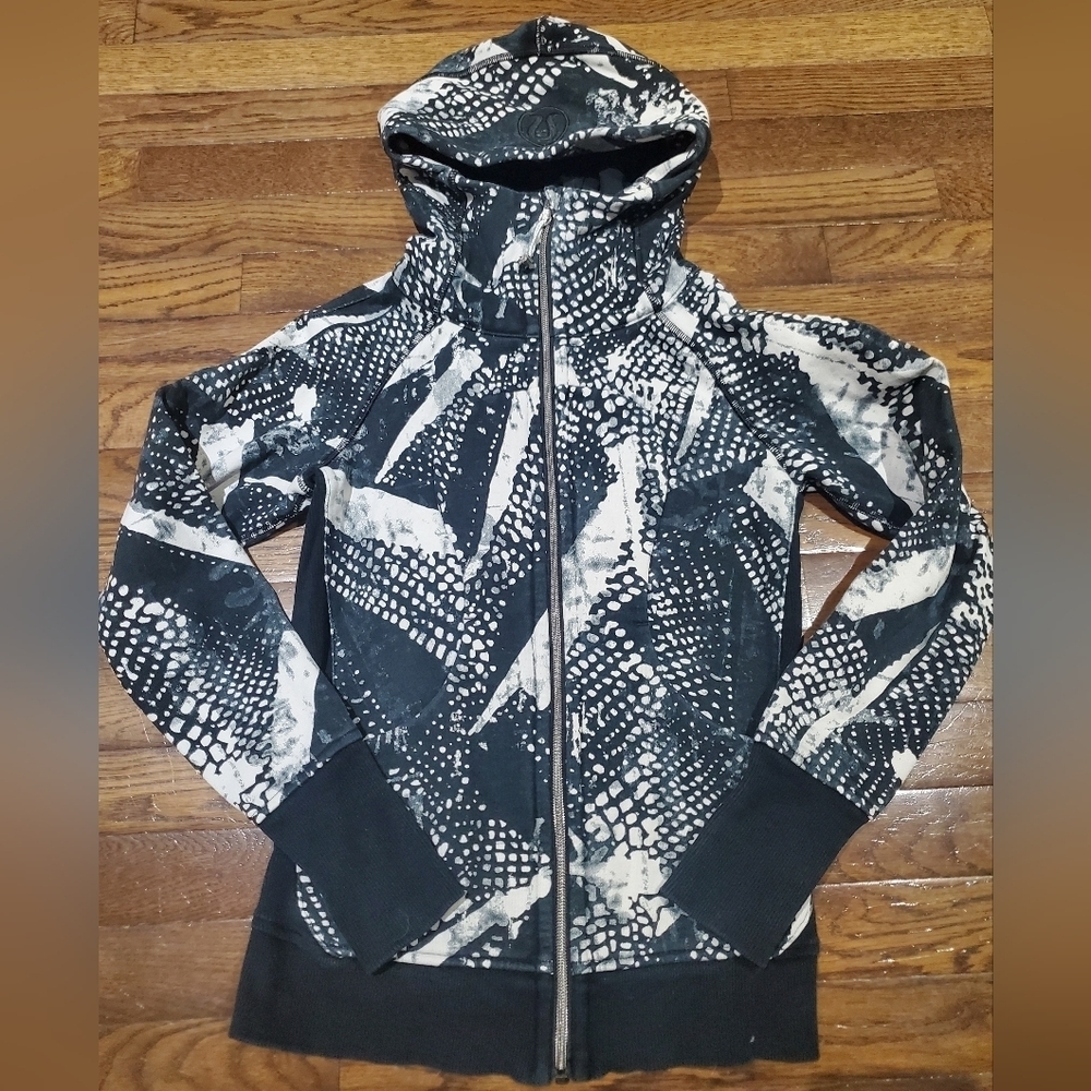 Lululemon black & white Print Scuba full zip hoodie with thumb holes size 2